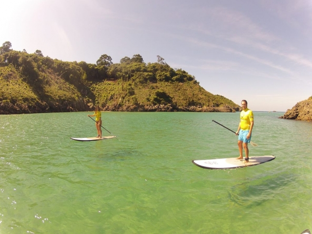 Pareja en ruta de sup